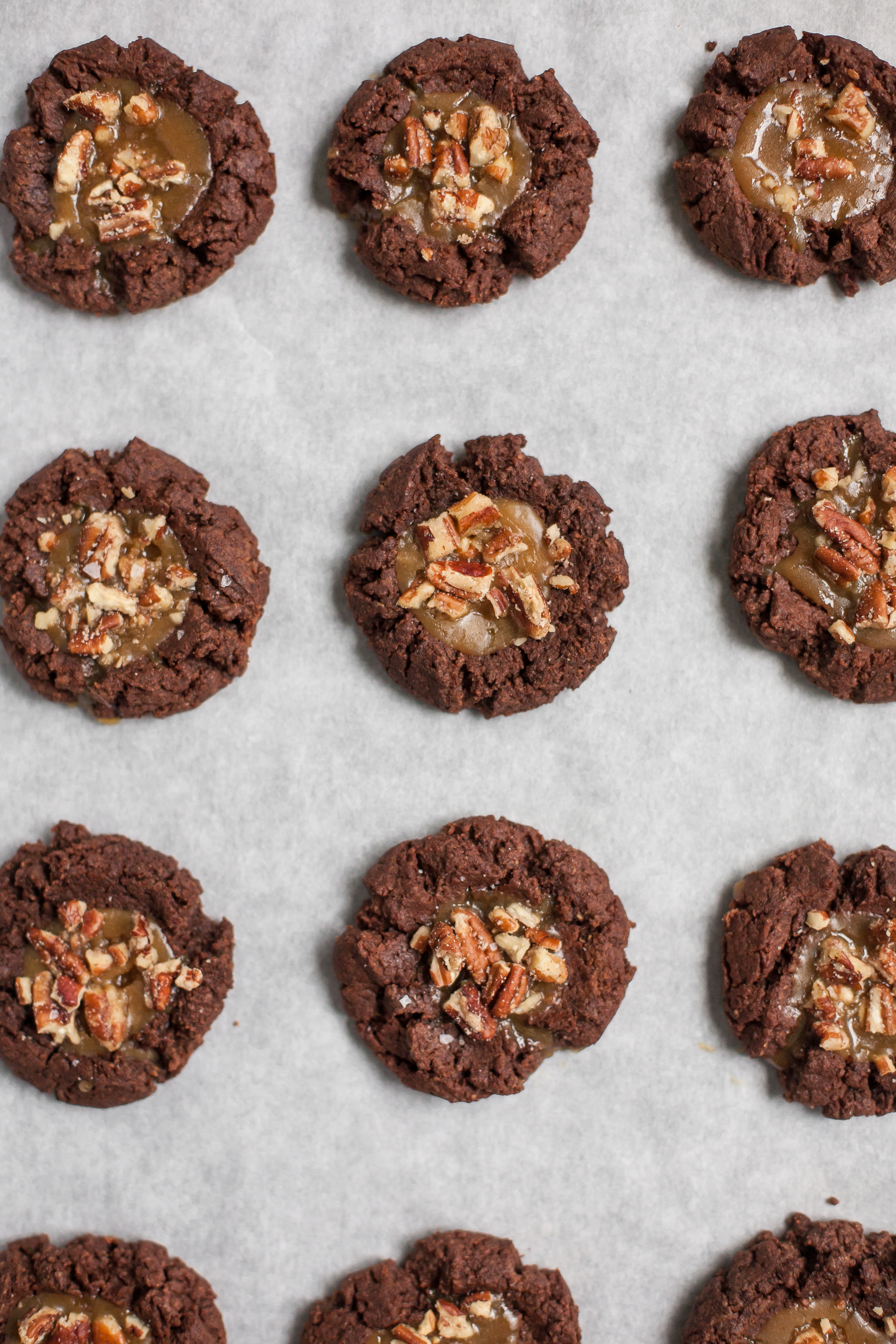 Huellas de chocolate con mantequilla de almendra y caramelo de arce (sin gluten, sin grano)