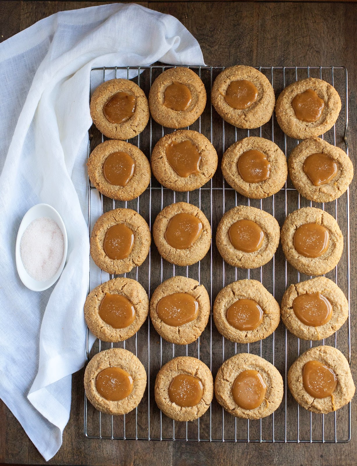 Huellas de mantequilla de almendras con caramelo salado (sin gluten, sin grano) | acalculatedwhisk.com