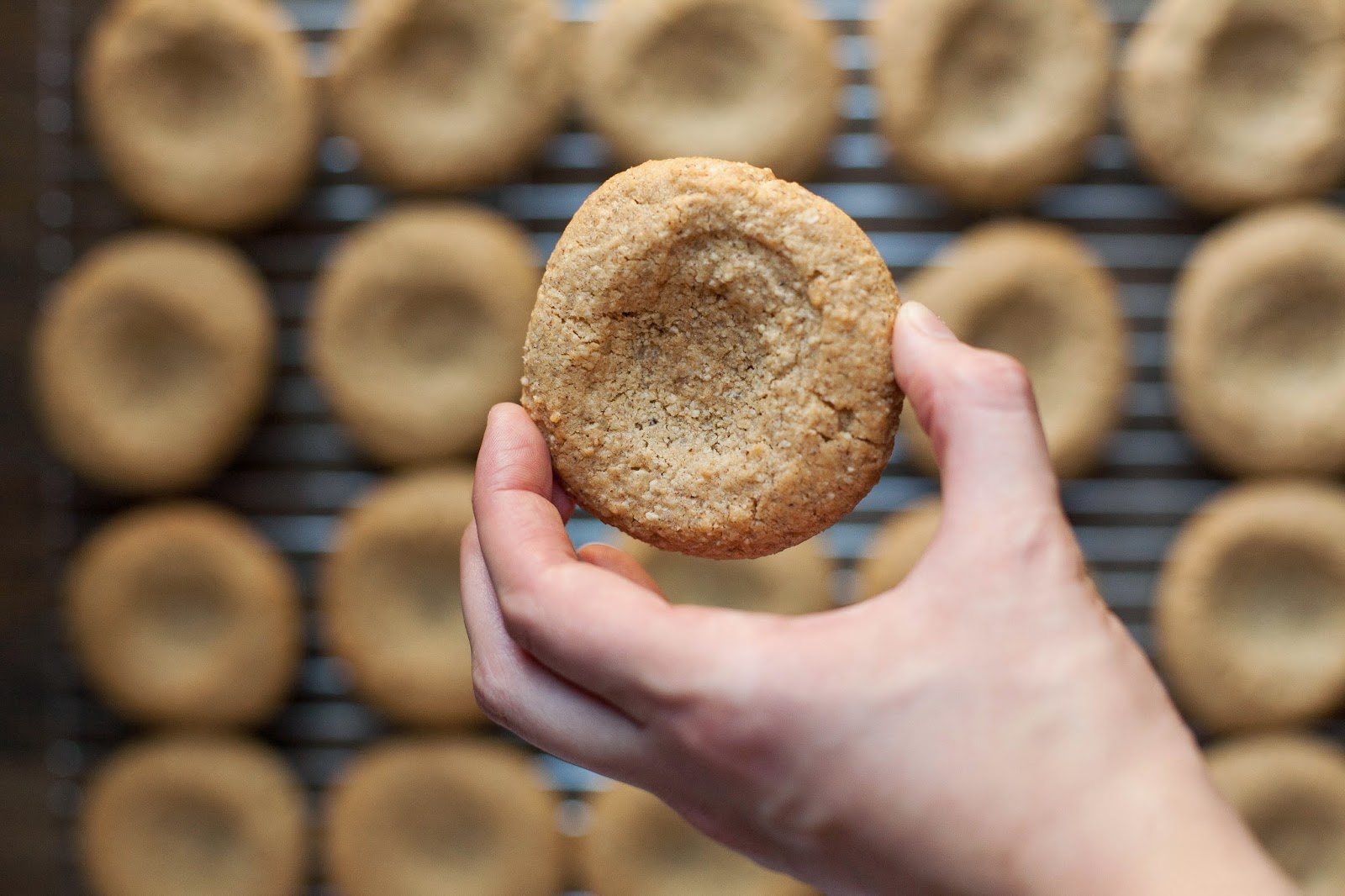 Huellas de mantequilla de almendras con caramelo salado (sin gluten, sin grano) | acalculatedwhisk.com