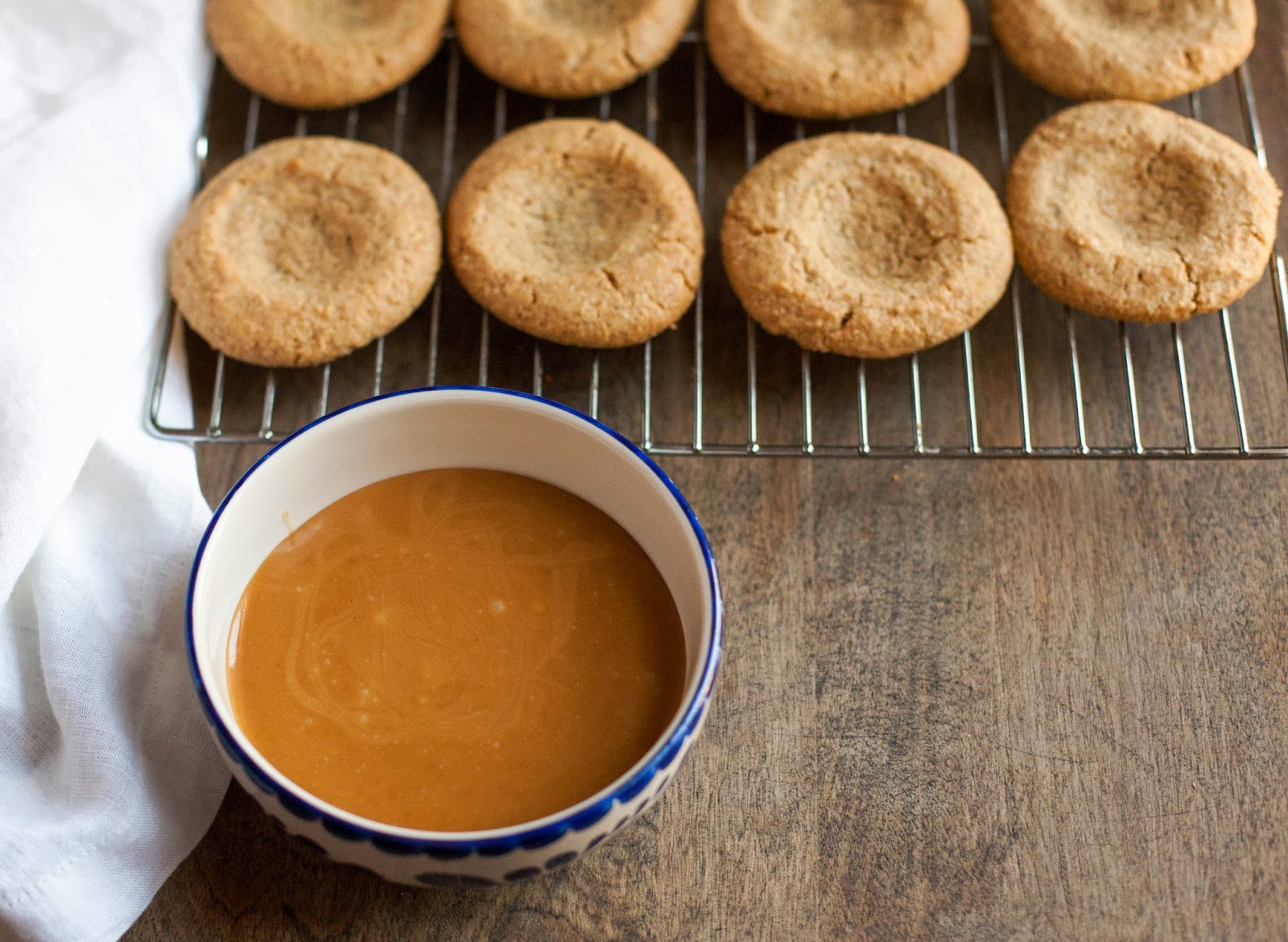 Huellas de mantequilla de almendras con caramelo salado (sin gluten, sin grano) | acalculatedwhisk.com