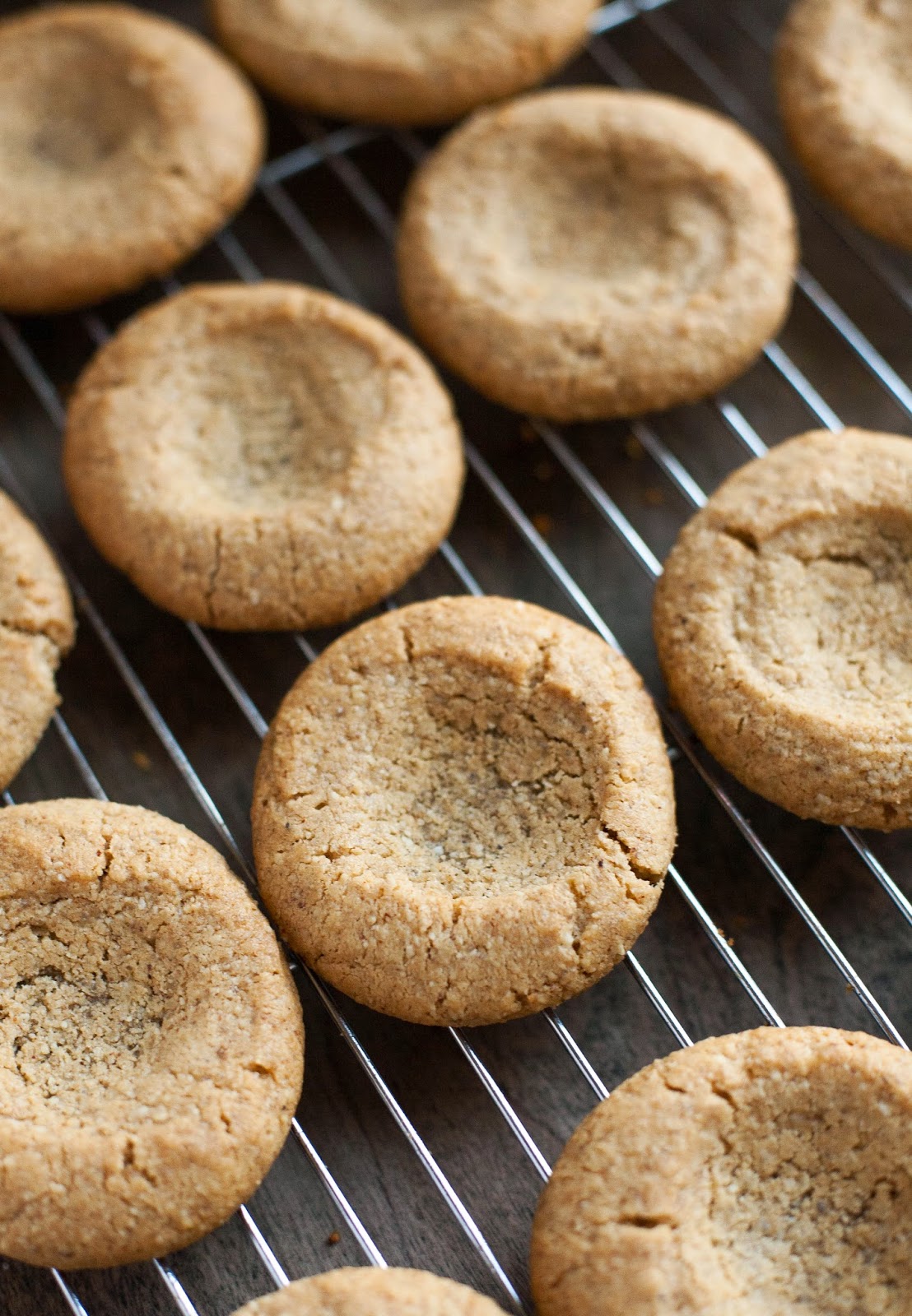 Huellas de mantequilla de almendras con caramelo salado (sin gluten, sin grano) | acalculatedwhisk.com