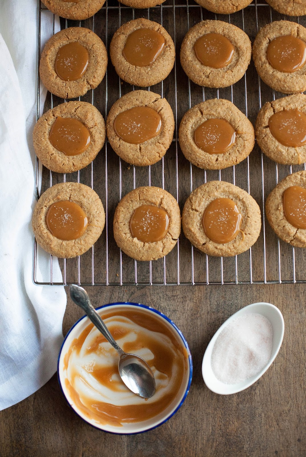 Huellas de mantequilla de almendras con caramelo salado (sin gluten, sin grano) | acalculatedwhisk.com