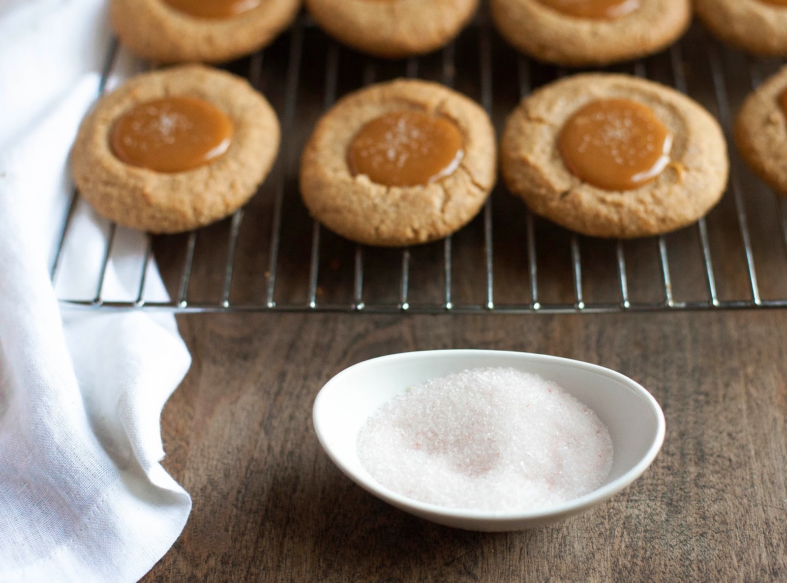 Huellas de mantequilla de almendras con caramelo salado (sin gluten, sin grano) | acalculatedwhisk.com
