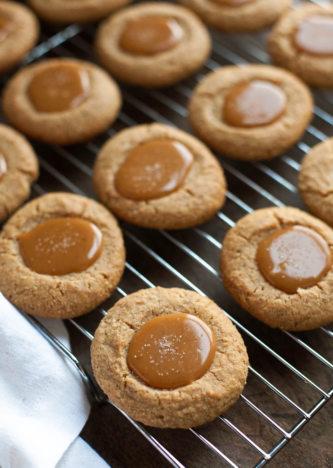 Huellas de mantequilla de almendras con caramelo salado (sin gluten, sin grano) | acalculatedwhisk.com