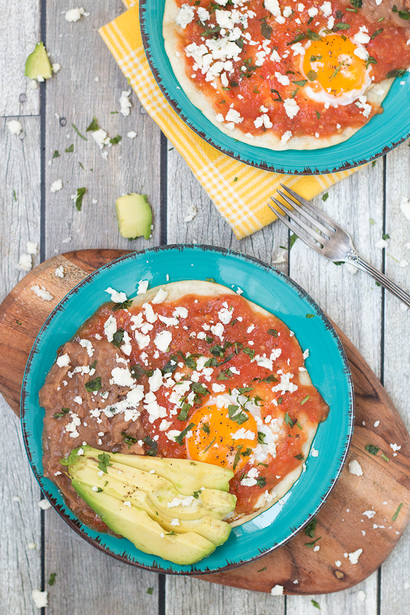 No hay nada mejor que los tradicionales mexicanos Huevos Rancheros en la mañana. ¡Prueba esta receta fácil y deliciosa con salsa casera!