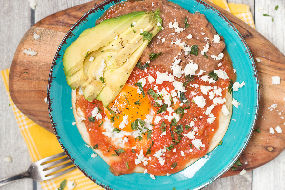 No hay nada mejor que los tradicionales mexicanos Huevos Rancheros en la mañana. ¡Prueba esta receta fácil y deliciosa con salsa casera!