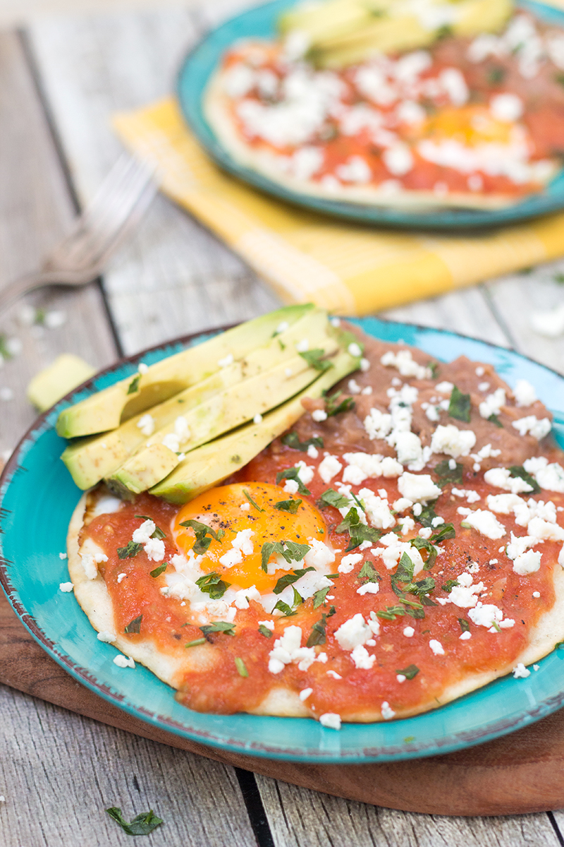 No hay nada mejor que los tradicionales mexicanos Huevos Rancheros en la mañana. ¡Prueba esta receta fácil y deliciosa con salsa casera!