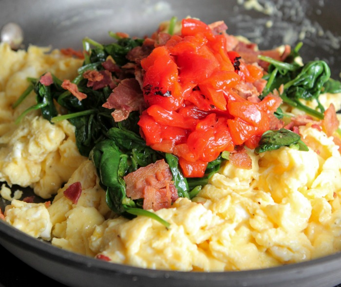 Huevos Verdes y Jamón Scramble Estilo Mediterráneo