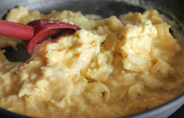 Huevos Verdes y Jamón Scramble Estilo Mediterráneo