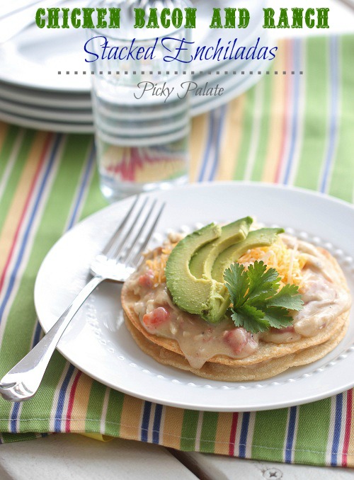 Enchiladas apiladas de bacon de pollo y rancho de