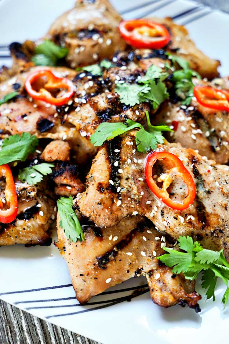 ¿Alguien realmente sabrosa y auténtica comida de la calle? Este asombroso pollo a la parrilla tailandés ofrece un GRAN tiempo de sabor con limoncillo fresco y salsa de pescado en la marinada. Www.keviniscooking.com
