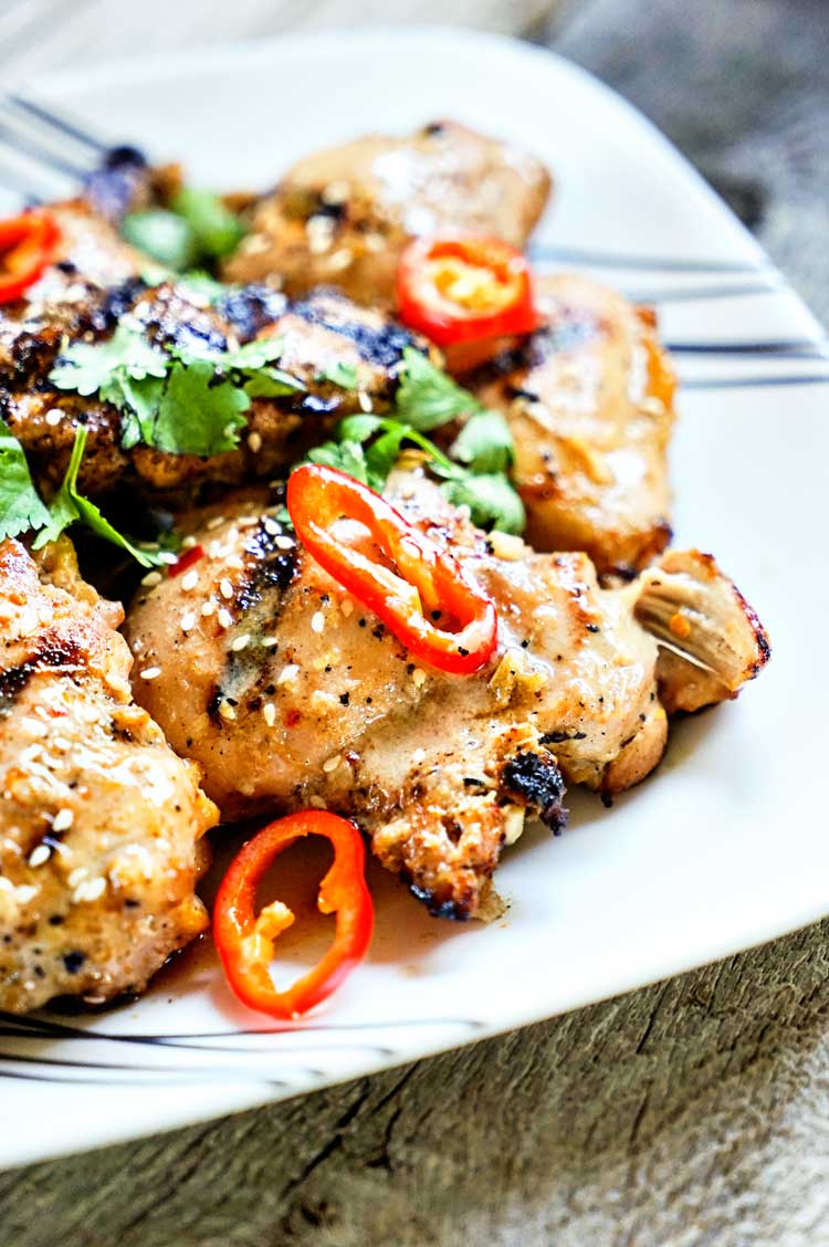 ¿Alguien realmente sabrosa y auténtica comida de la calle? Este asombroso pollo a la parrilla tailandés ofrece un GRAN tiempo de sabor con limoncillo fresco y salsa de pescado en la marinada. Www.keviniscooking.com