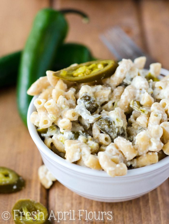 Jalapeño Popper Mac ; Cheese: Macarrones y queso caseros, fáciles y rápidos, rellenos de jalapeños picantes y chiles verdes.