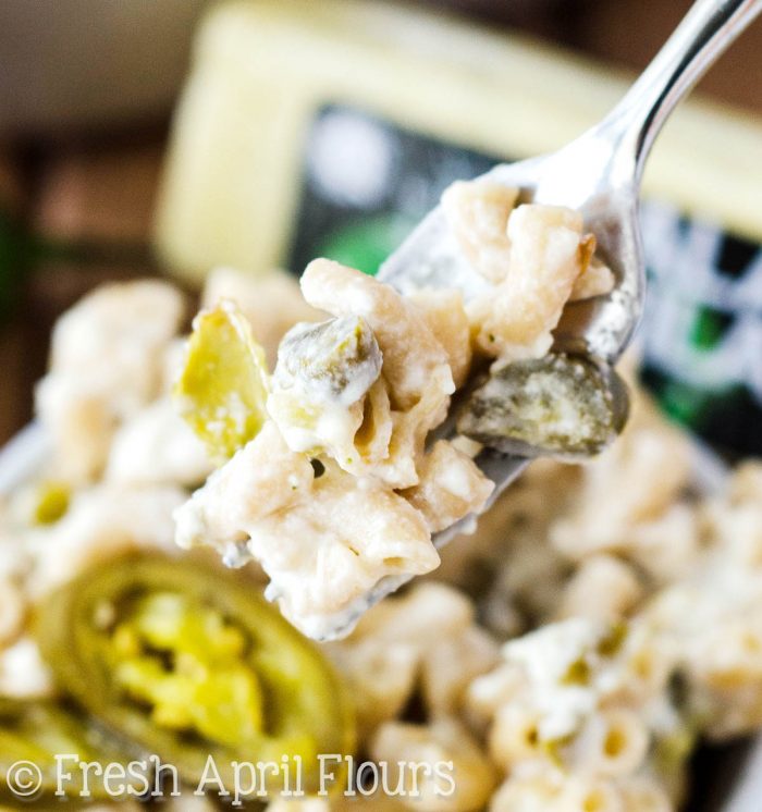 Jalapeño Popper Mac ; Cheese: Macarrones y queso caseros, fáciles y rápidos, rellenos de jalapeños picantes y chiles verdes.