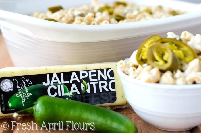 Jalapeño Popper Mac ; Cheese: Macarrones y queso caseros, fáciles y rápidos, rellenos de jalapeños picantes y chiles verdes.