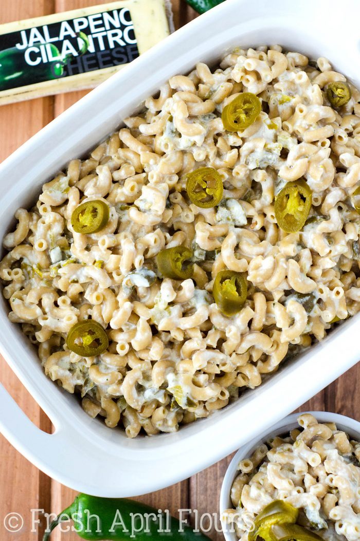 Jalapeño Popper Mac ; Cheese: Macarrones y queso caseros, fáciles y rápidos, rellenos de jalapeños picantes y chiles verdes.