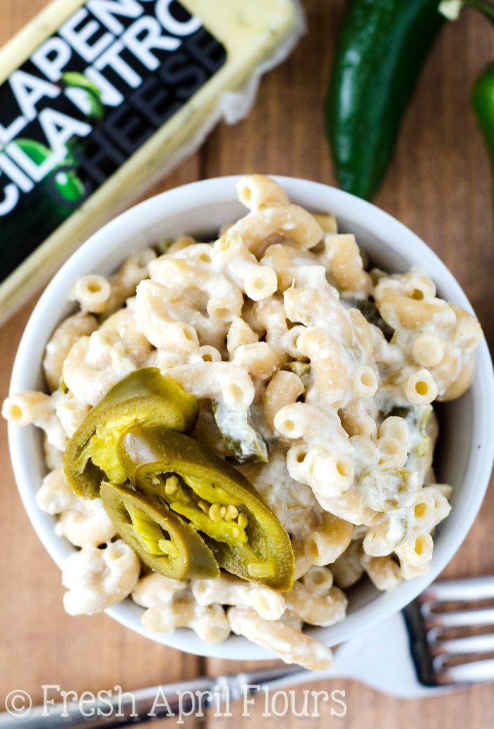 Jalapeño Popper Mac ; Cheese: Macarrones y queso caseros, fáciles y rápidos, rellenos de jalapeños picantes y chiles verdes.