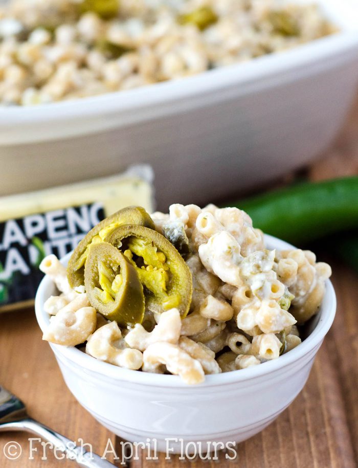 Jalapeño Popper Mac ; Cheese: Macarrones y queso caseros, fáciles y rápidos, rellenos de jalapeños picantes y chiles verdes.