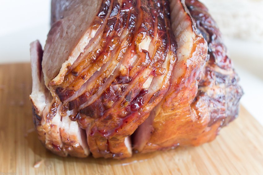 Sé la mejor anfitriona cuando sirvas este dulce Jamón glaseado con arándanos y chipotle esta semana santa; Abrazar el arte de los pequeños lotes, jamón ahumado de madera dura.