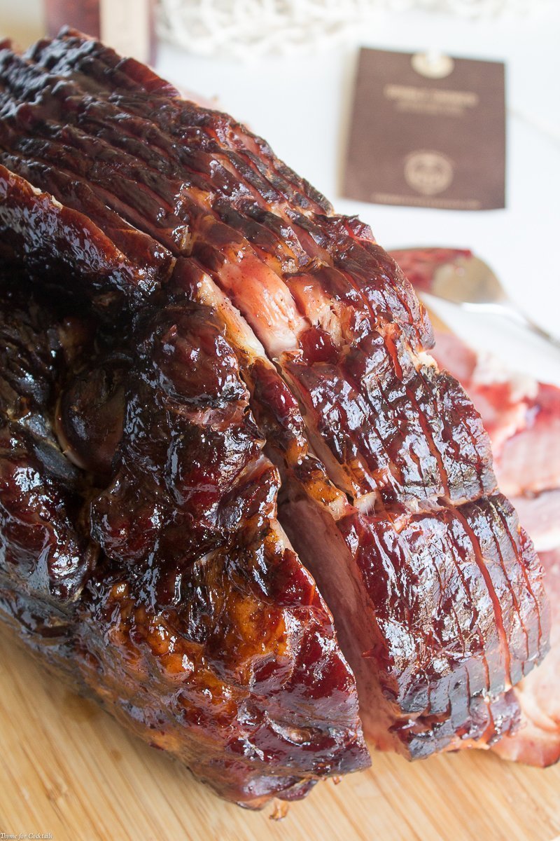Sé la mejor anfitriona cuando sirvas este dulce Jamón glaseado con arándanos y chipotle esta semana santa; Abrazar el arte de los pequeños lotes, jamón ahumado de madera dura.