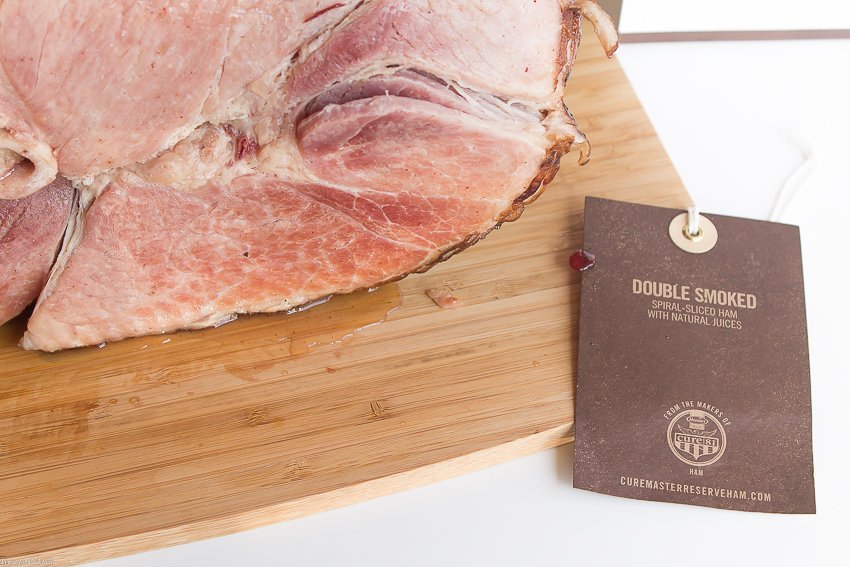 Sé la mejor anfitriona cuando sirvas este dulce Jamón glaseado con arándanos y chipotle esta semana santa; Abrazar el arte de los pequeños lotes, jamón ahumado de madera dura.