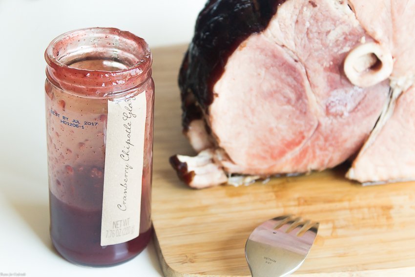 Sé la mejor anfitriona cuando sirvas este dulce Jamón glaseado con arándanos y chipotle esta semana santa; Abrazar el arte de los pequeños lotes, jamón ahumado de madera dura.
