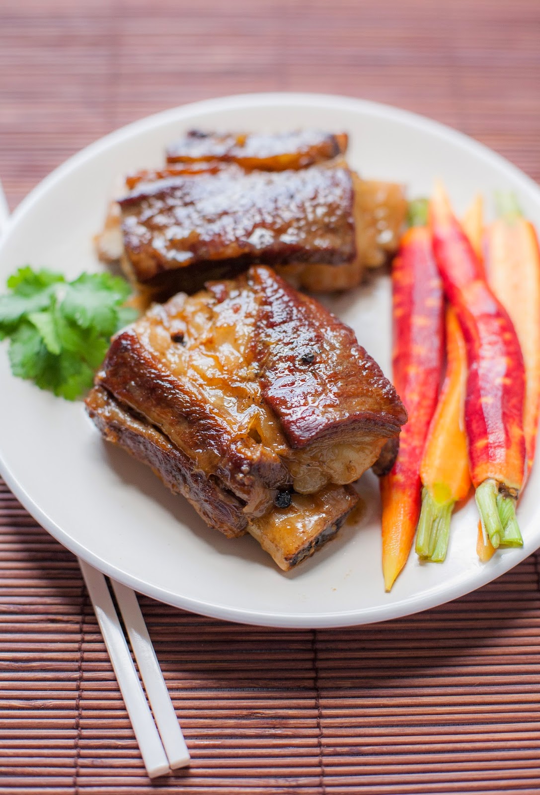 Kratiem Prik Thai Costillitas con zanahorias en escabeche rápido - una comida paleo deliciosa y sabrosa | acalculatedwhisk.com 