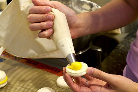 Filling macarons