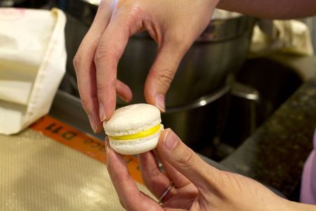 Assembling macarons