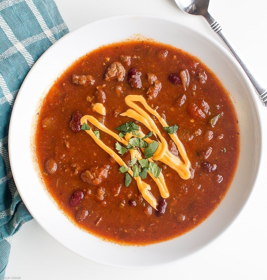 Sweet se casa con Smokey en la mejor receta de Chili de Cerdo Dulce con Cerdo Lento que jamás hayas probado. La salchicha de cerdo bourbon dulce hecha localmente agrega una capa única de sabor a este chili de 2 frijoles a base de tomate.