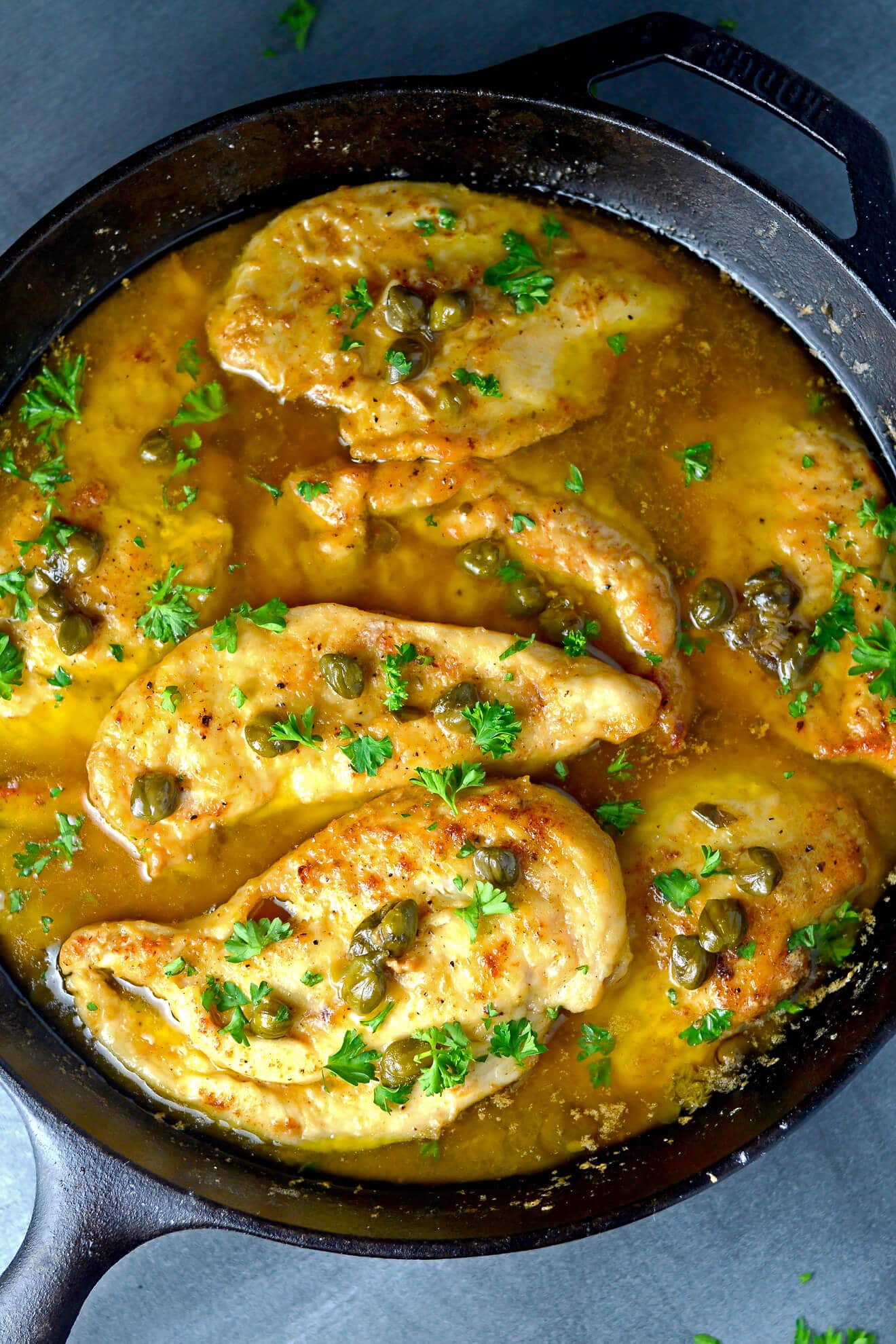 El mejor pollo piccata jamás | Un plato de pollo que se saltea en mantequilla y aceite de oliva y luego se sirve en salsa con alcaparras, jugo de limón, mantequilla, aceite de oliva y caldo de pollo. | sodamndelish.com