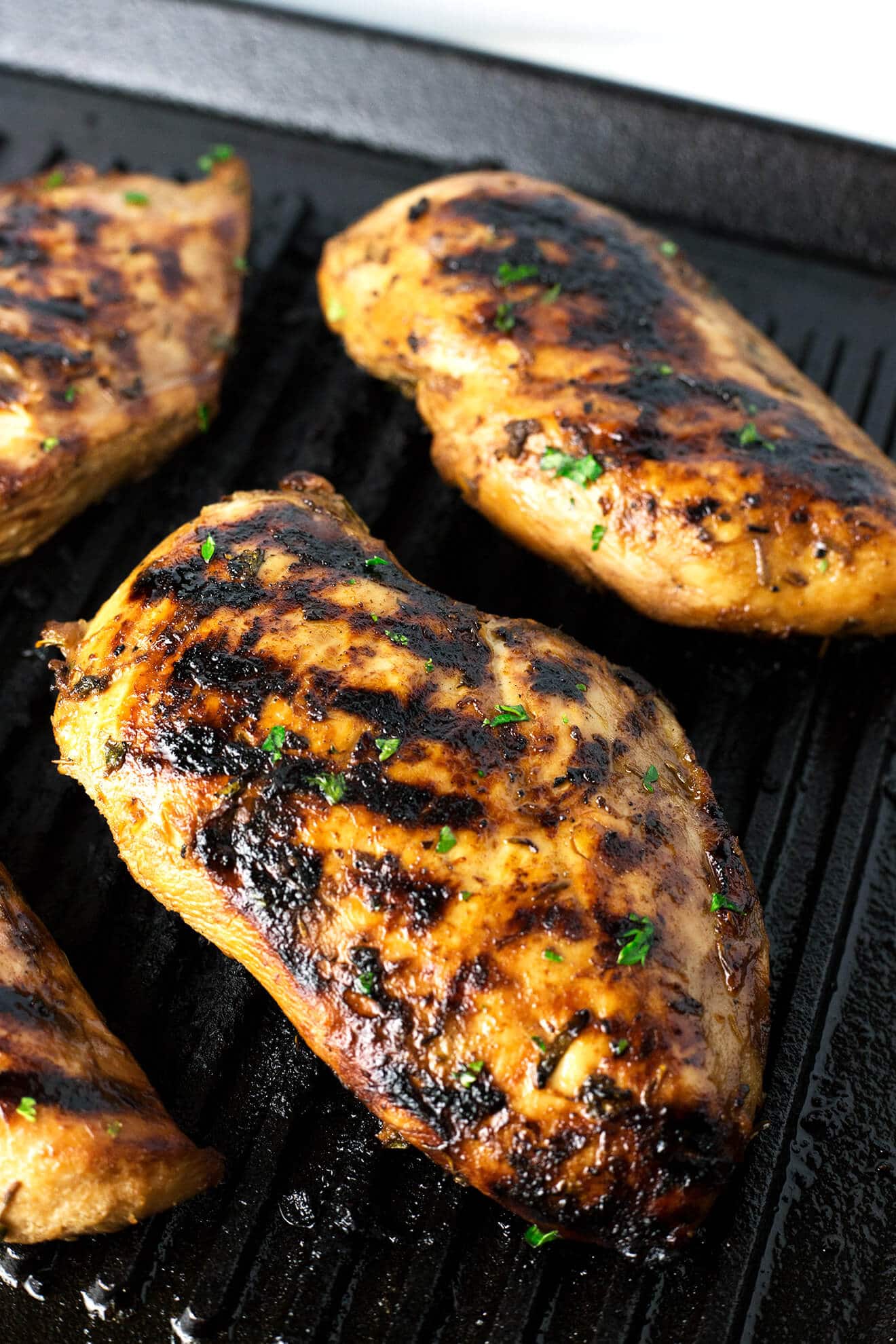 La mejor y más jugosa pechuga de pollo a la parrilla | Esta es la mejor pechuga de pollo a la parrilla que jamás haya tenido en su vida. La marinada súper fácil mantiene el pollo tan increíblemente jugoso que se convertirá en la próxima leyenda de pechuga de pollo a la parrilla. | sodamndelish.com