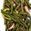 Estas judías verdes asadas con limón y ajo son súper fáciles de hacer, deliciosas, llenas de sabor y tienen solo cuatro ingredientes. ¡Ahora que está ganando en la vida! | sodamndelish.com