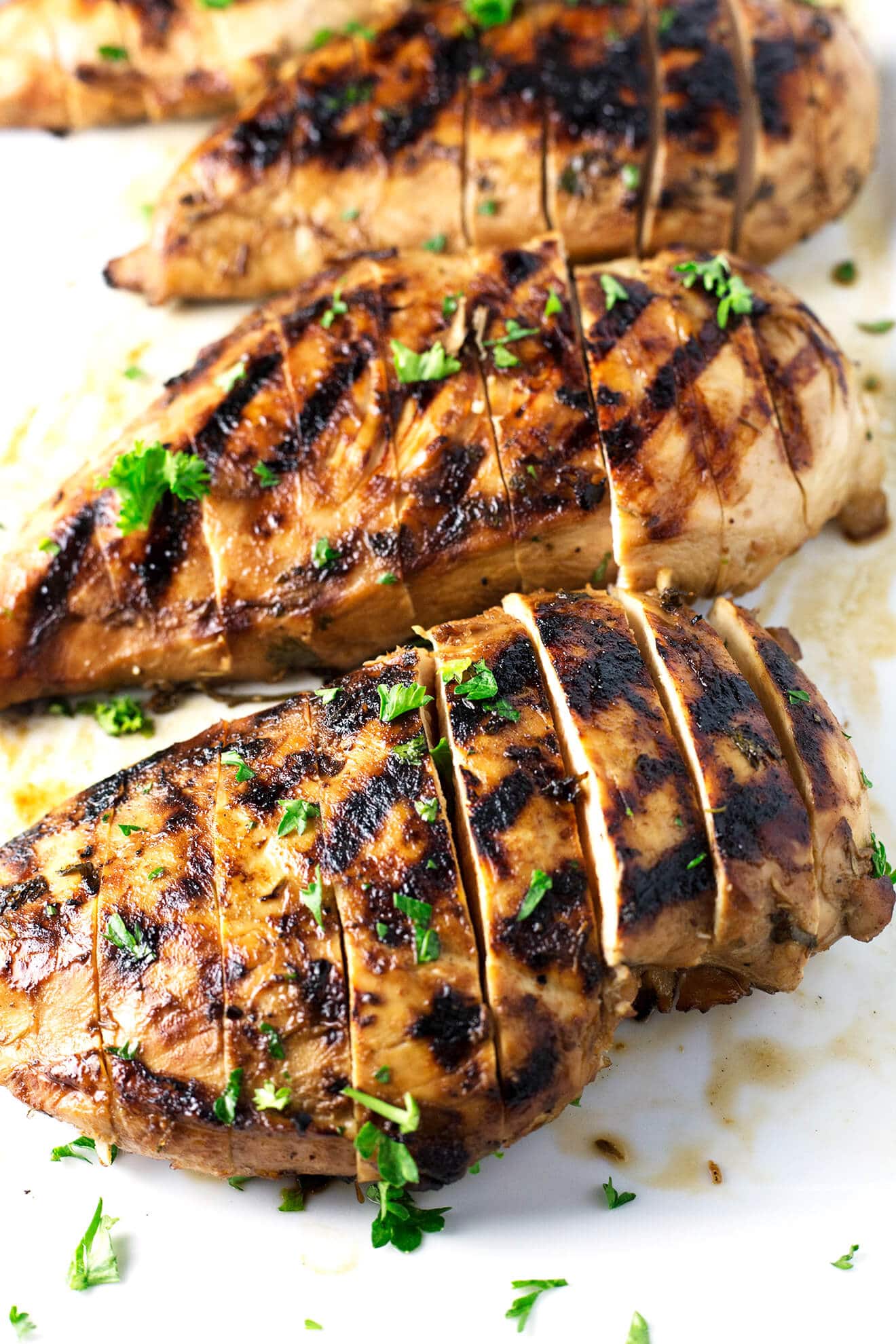 La mejor y más jugosa pechuga de pollo a la parrilla | Esta es la mejor pechuga de pollo a la parrilla que jamás haya tenido en su vida. La marinada súper fácil mantiene el pollo tan increíblemente jugoso que se convertirá en la próxima leyenda de pechuga de pollo a la parrilla. | sodamndelish.com