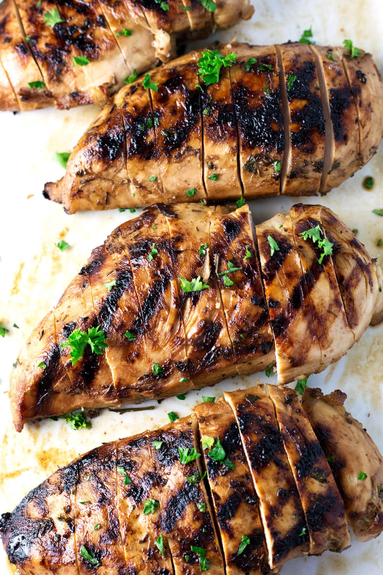 La mejor y más jugosa pechuga de pollo a la parrilla | Esta es la mejor pechuga de pollo a la parrilla que jamás haya tenido en su vida. La marinada súper fácil mantiene el pollo tan increíblemente jugoso que se convertirá en la próxima leyenda de pechuga de pollo a la parrilla. | sodamndelish.com