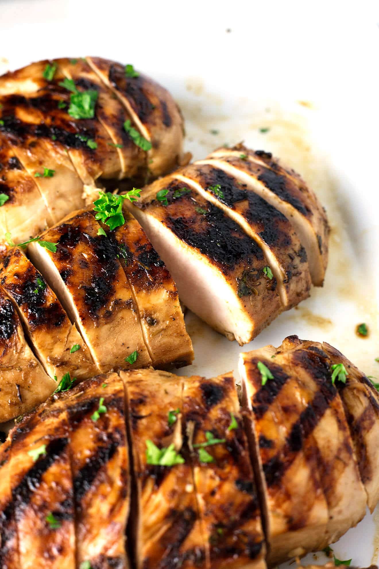 La mejor y más jugosa pechuga de pollo a la parrilla | Esta es la mejor pechuga de pollo a la parrilla que jamás haya tenido en su vida. La marinada súper fácil mantiene el pollo tan increíblemente jugoso que se convertirá en la próxima leyenda de pechuga de pollo a la parrilla. | sodamndelish.com