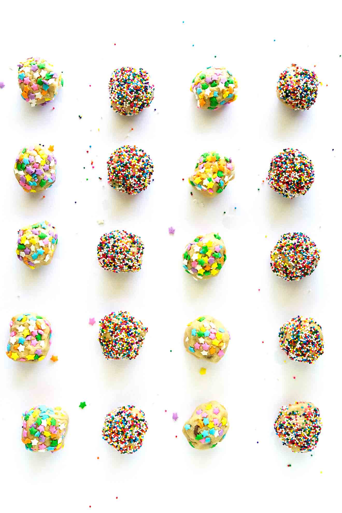 Estas picaduras de masa comestibles de galleta son perfectas para una fiesta o simplemente un dulce capricho agradable. Empacados con chips de chocolate y cubiertos de chispas, seguramente satisfarán cualquier gusto por lo dulce. #cookiedough #ediblecookiedough #cookiedoughbites