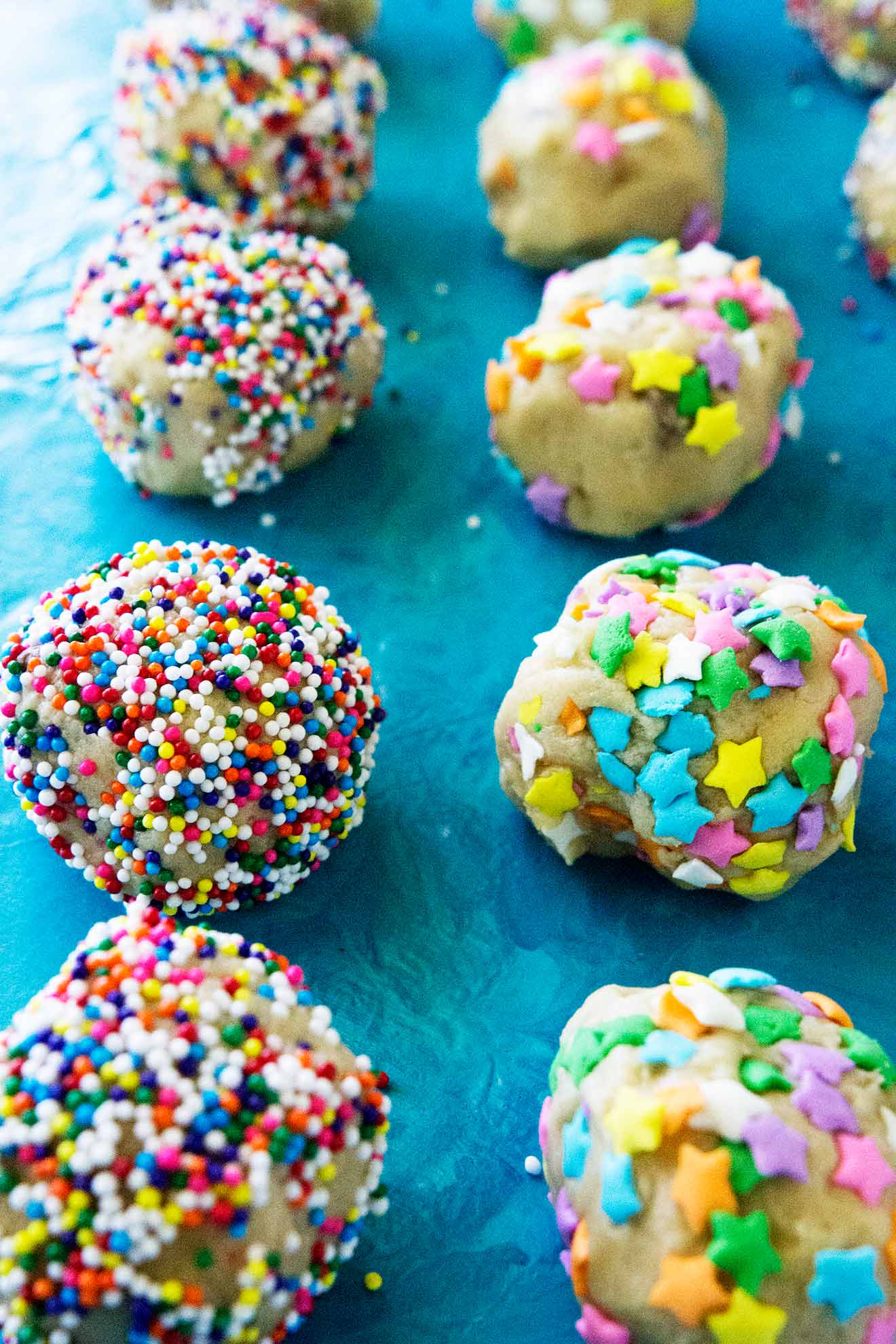 Estas picaduras de masa comestibles de galleta son perfectas para una fiesta o simplemente un dulce capricho agradable. Empacados con chips de chocolate y cubiertos de chispas, seguramente satisfarán cualquier gusto por lo dulce. #cookiedough #ediblecookiedough #cookiedoughbites