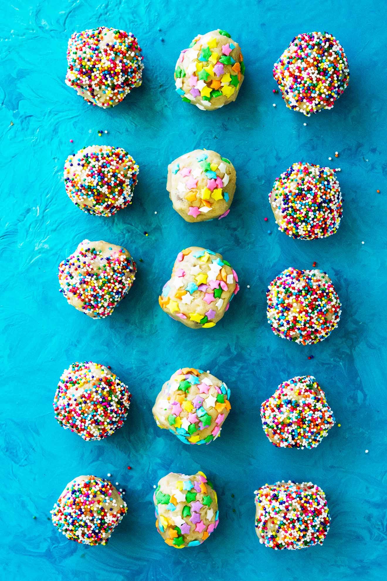 Estas picaduras de masa comestibles de galleta son perfectas para una fiesta o simplemente un dulce capricho agradable. Empacados con chips de chocolate y cubiertos de chispas, seguramente satisfarán cualquier gusto por lo dulce. #cookiedough #ediblecookiedough #cookiedoughbites