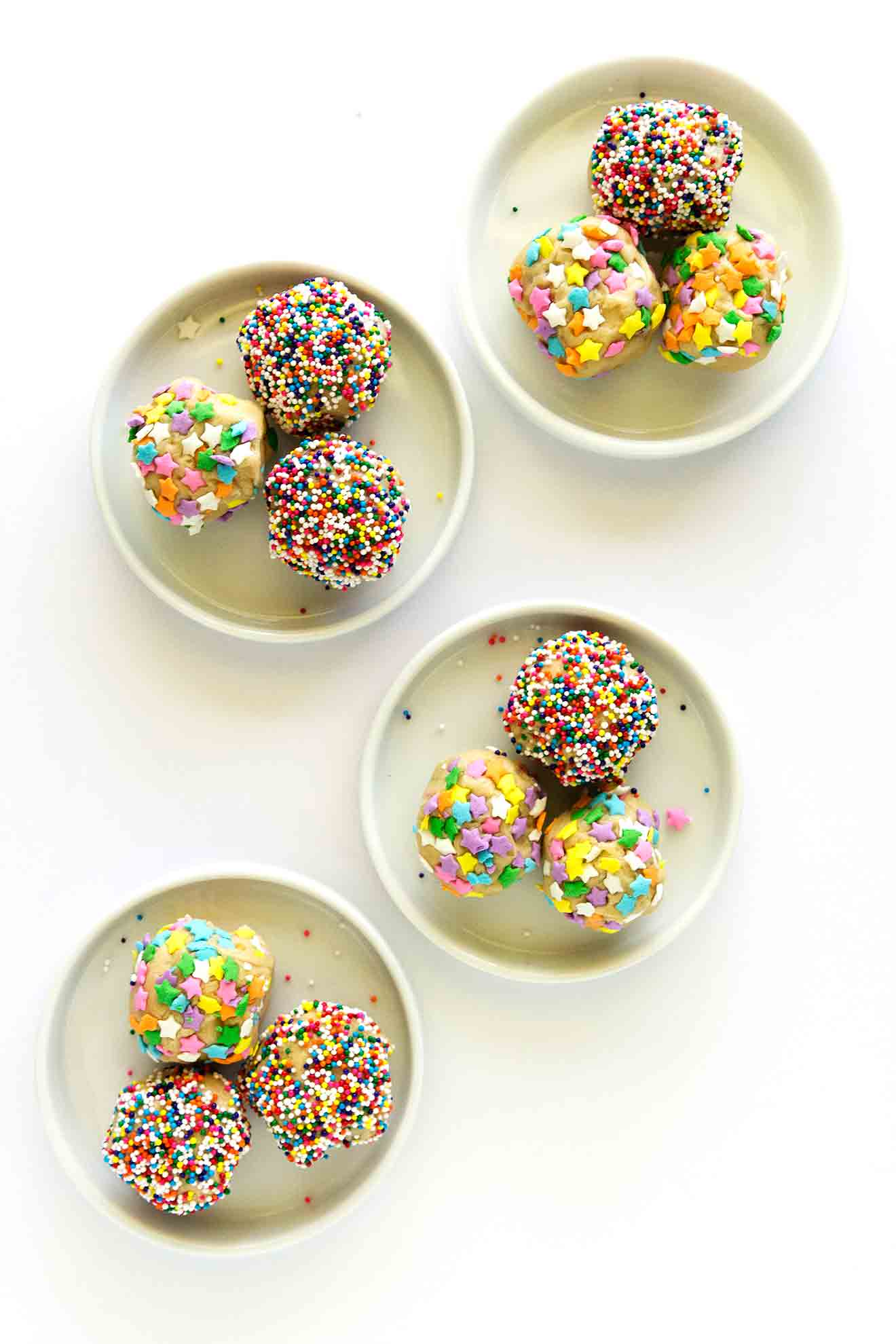 Estas picaduras de masa comestibles de galleta son perfectas para una fiesta o simplemente un dulce capricho agradable. Empacados con chips de chocolate y cubiertos de chispas, seguramente satisfarán cualquier gusto por lo dulce. #cookiedough #ediblecookiedough #cookiedoughbites