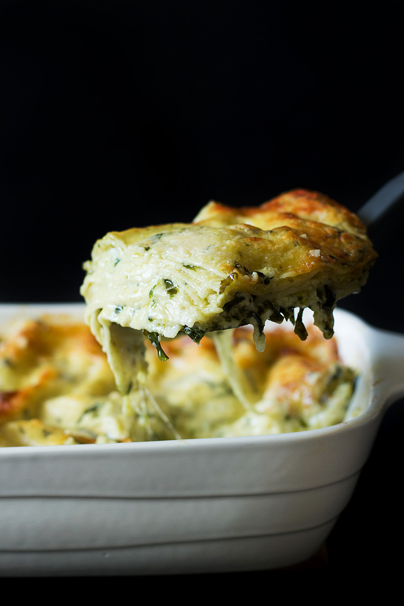 Esta lasaña de pesto cremoso y con queso te dejará sin aliento. Estarás gritando