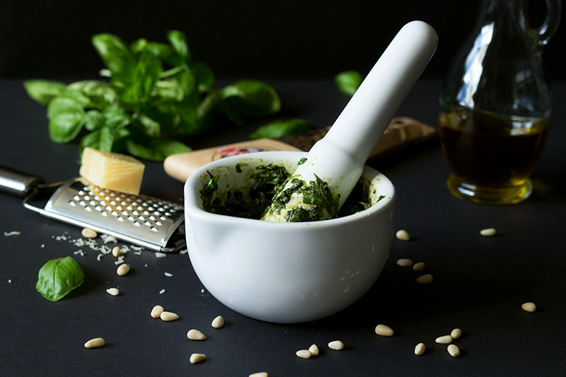 Pesto italiano auténtico. Combinación perfecta de albahaca, piñones, ajo y aceite de oliva | cocinartheglobe.com