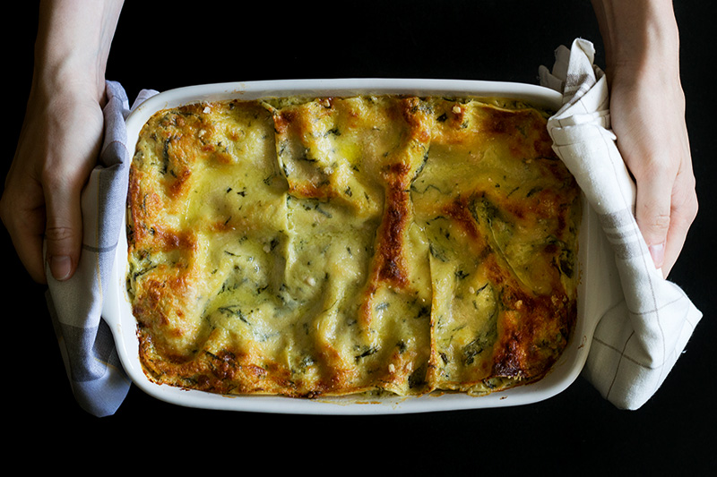 Esta lasaña de pesto cremoso y con queso te dejará sin aliento. Estarás gritando
