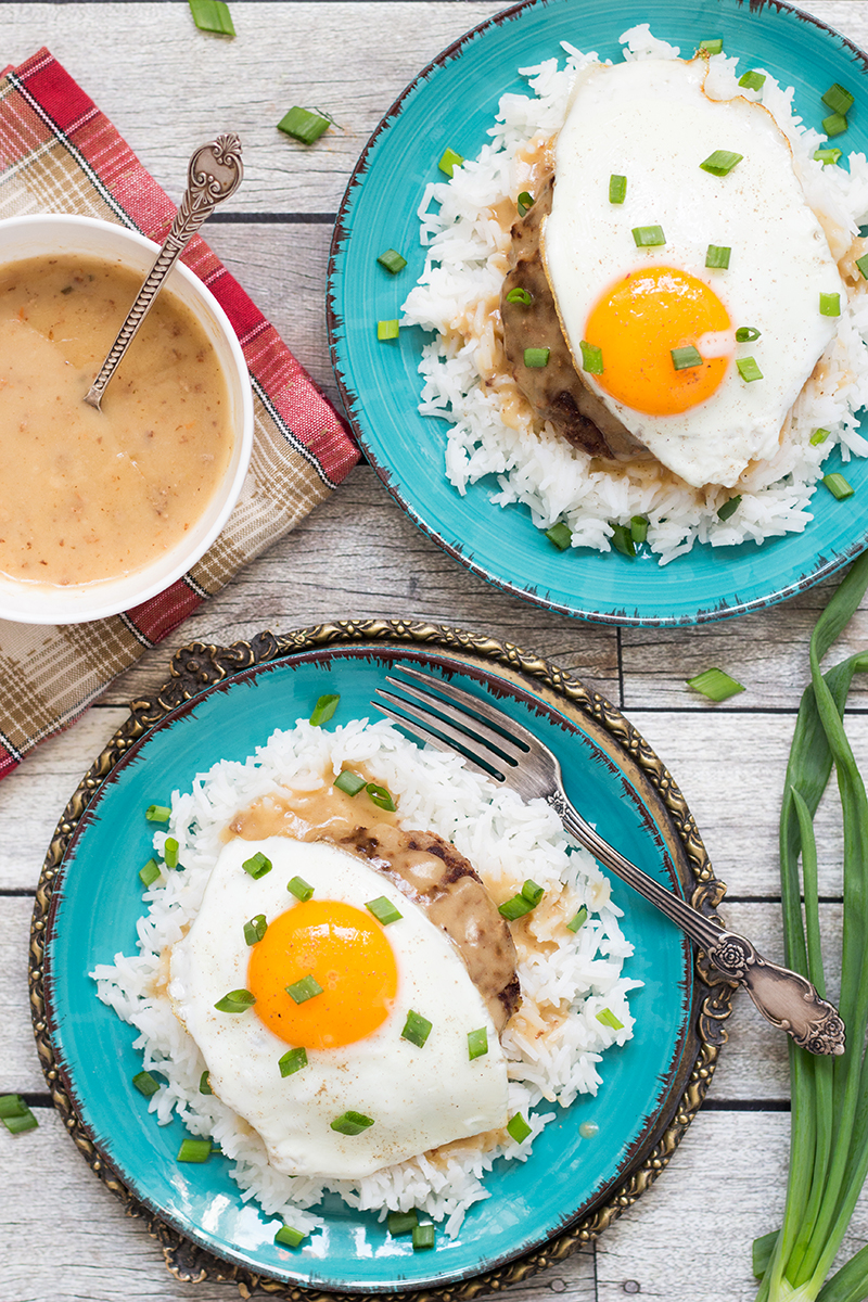 ¡Loco Moco es un plato popular hawaiano que consiste en arroz con una hamburguesa, huevo frito y ahogado en una deliciosa salsa marrón!