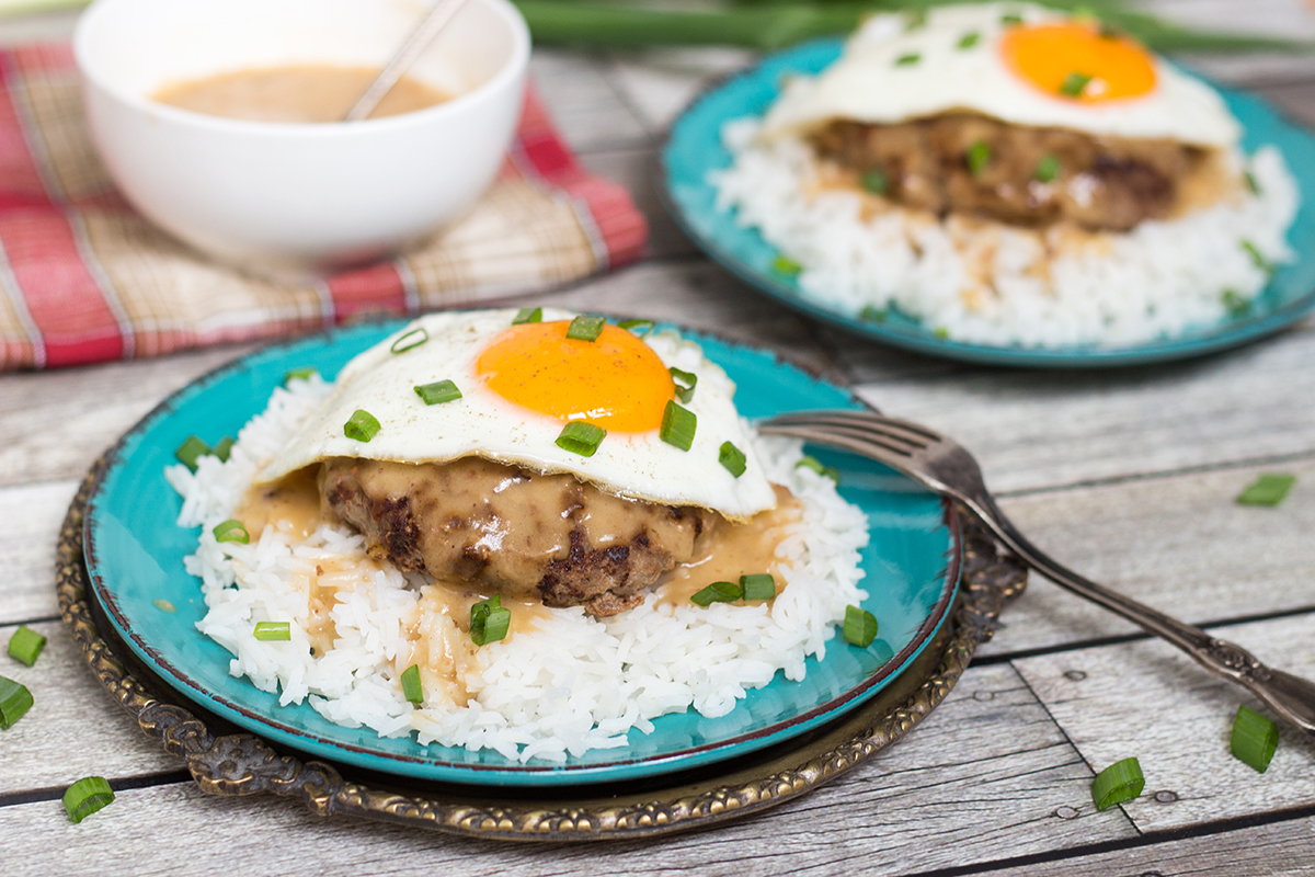¡Loco Moco es un plato popular hawaiano que consiste en arroz con una hamburguesa, huevo frito y ahogado en una deliciosa salsa marrón!