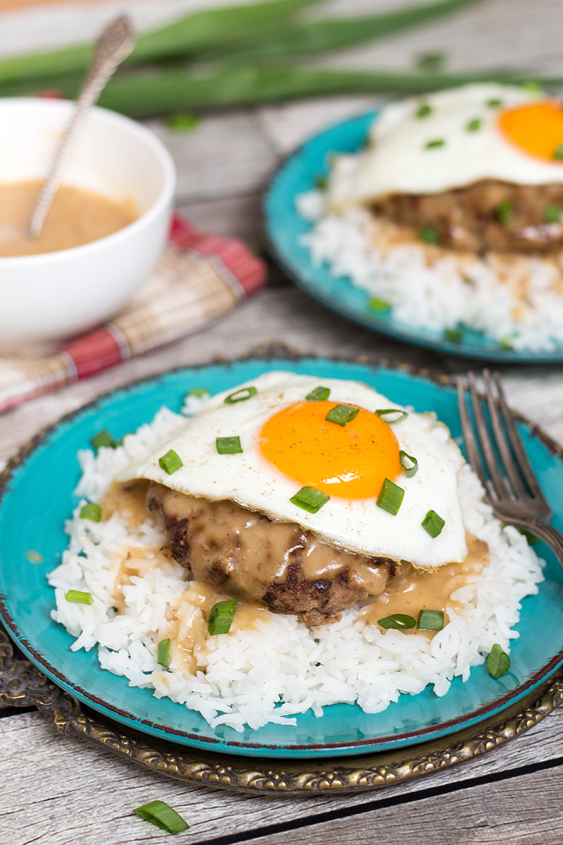 ¡Loco Moco es un plato popular hawaiano que consiste en arroz con una hamburguesa, huevo frito y ahogado en una deliciosa salsa marrón!
