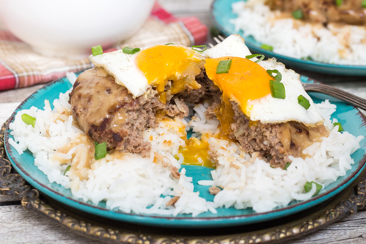 ¡Loco Moco es un plato popular hawaiano que consiste en arroz con una hamburguesa, huevo frito y ahogado en una deliciosa salsa marrón!