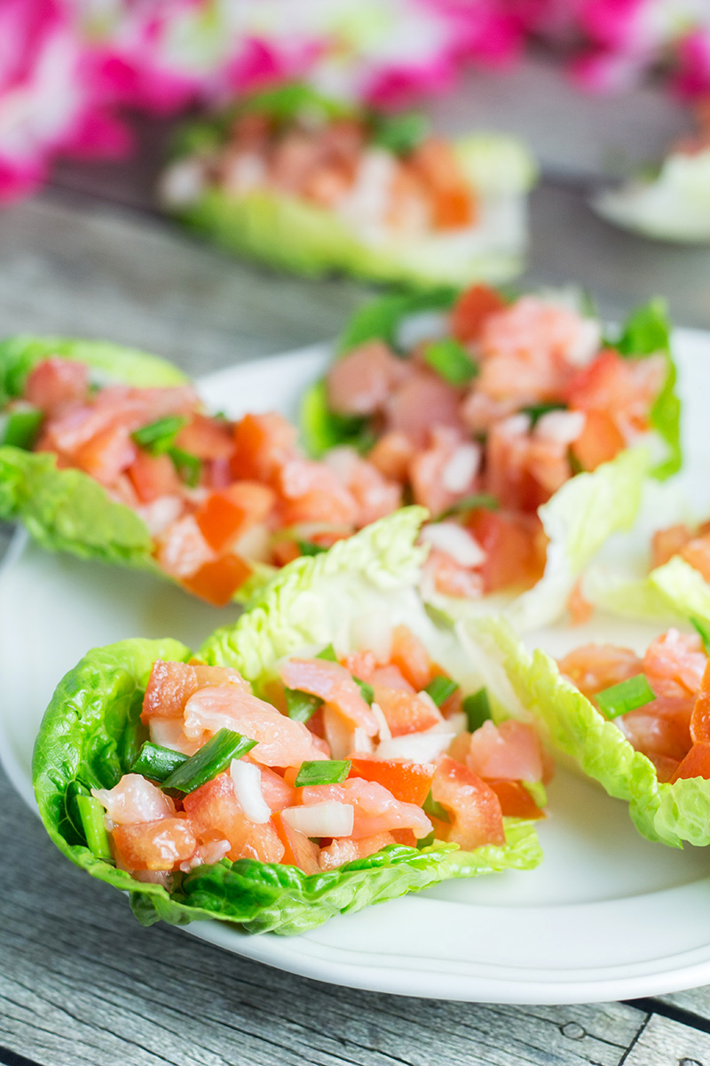 Lomi Lomi Salmon es un plato tradicional hawaiano que se sirve en fiestas y reuniones. ¡Solo requiere 4 ingredientes y 10 minutos de tu tiempo! | cocinartheglobe.com