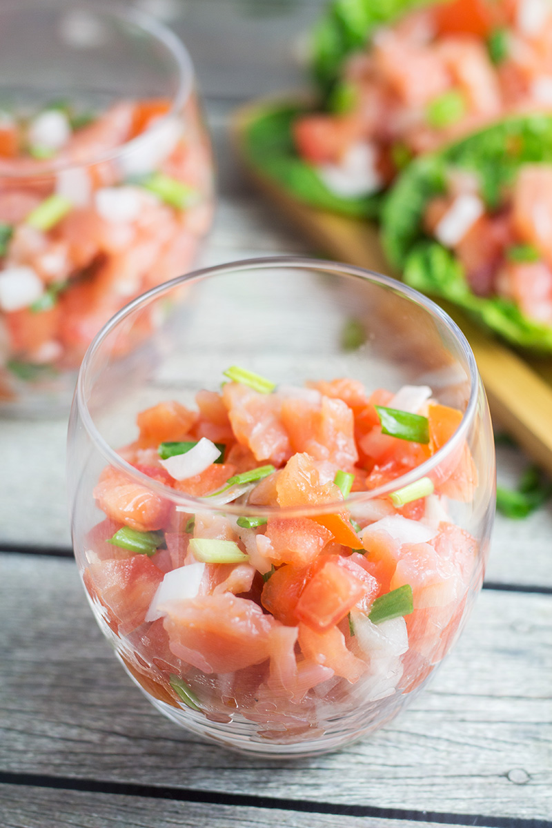 Lomi Lomi Salmon es un plato tradicional hawaiano que se sirve en fiestas y reuniones. ¡Solo requiere 4 ingredientes y 10 minutos de tu tiempo! | cocinartheglobe.com