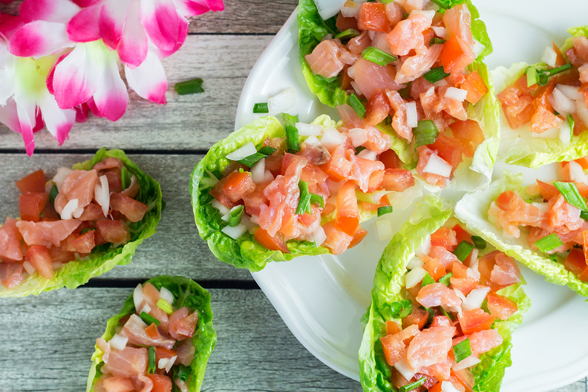 Lomi Lomi Salmon es un plato tradicional hawaiano que se sirve en fiestas y reuniones. ¡Solo requiere 4 ingredientes y 10 minutos de tu tiempo! | cocinartheglobe.com